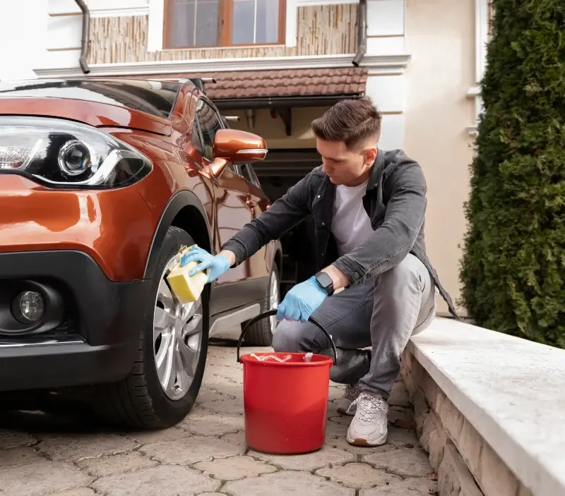 Lavage auto à domicile Préaux : professionnel intervenant sur un véhicule